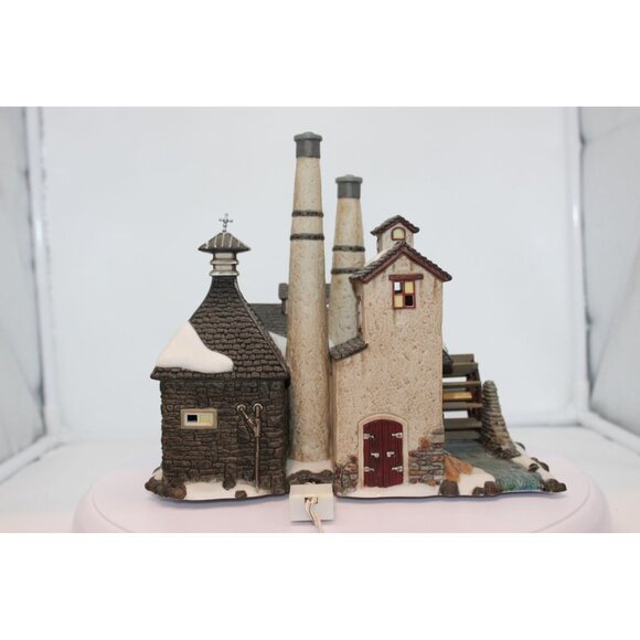 Dept 56 Dickens Village - London Gin Distillery - Picture 5 of 9